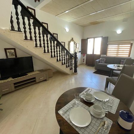 Bed and Breakfast Alina Boutique Living Виктория Экстерьер фото